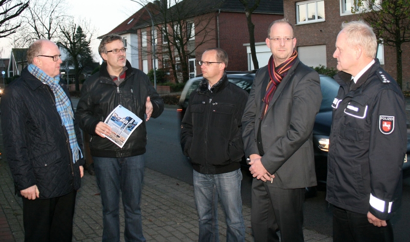 Ortstermin an der Ravensberger Straße. Von links: Dr. Stephan Siemer, Michael Nath, Stefan Thole, Marco Stadie und Gerhard Rossmann. Ortstermin an der Ravensberger Straße. Von links: Dr. Stephan Siemer, Michael Nath, Stefan Thole, Marco Stadie und Gerhard Rossmann.