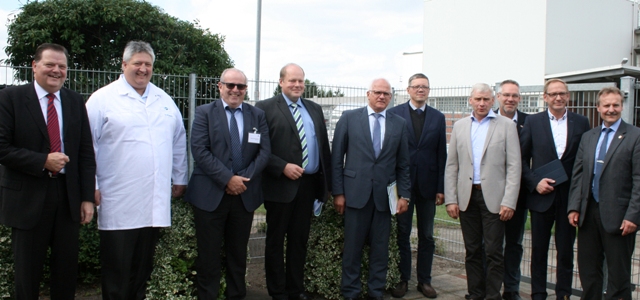 Vertreter des Deutschen Milch Kontos führten am Dienstag im Werk Holdorf Gespräche mit dem CDU-Bundestagsabgeordneten Franz-Josef Holzenkamp und Staatssekretär Peter Bleser (Mitte). Der zu niedrige Milchpreis für die Bauern und die angelaufene finanziell Vertreter des Deutschen Milch Kontos führten am Dienstag im Werk Holdorf Gespräche mit dem CDU-Bundestagsabgeordneten Franz-Josef Holzenkamp und Staatssekretär Peter Bleser (Mitte). Der zu niedrige Milchpreis für die Bauern und die angelaufene finanziell