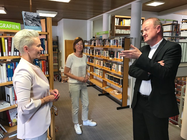 Silvia Breher MdB zu Besuch in der St. Viktor Bcherei mit Pfarrer Heiner Zumdohme und Anja Kramer. (Bilder: Breher MdB)