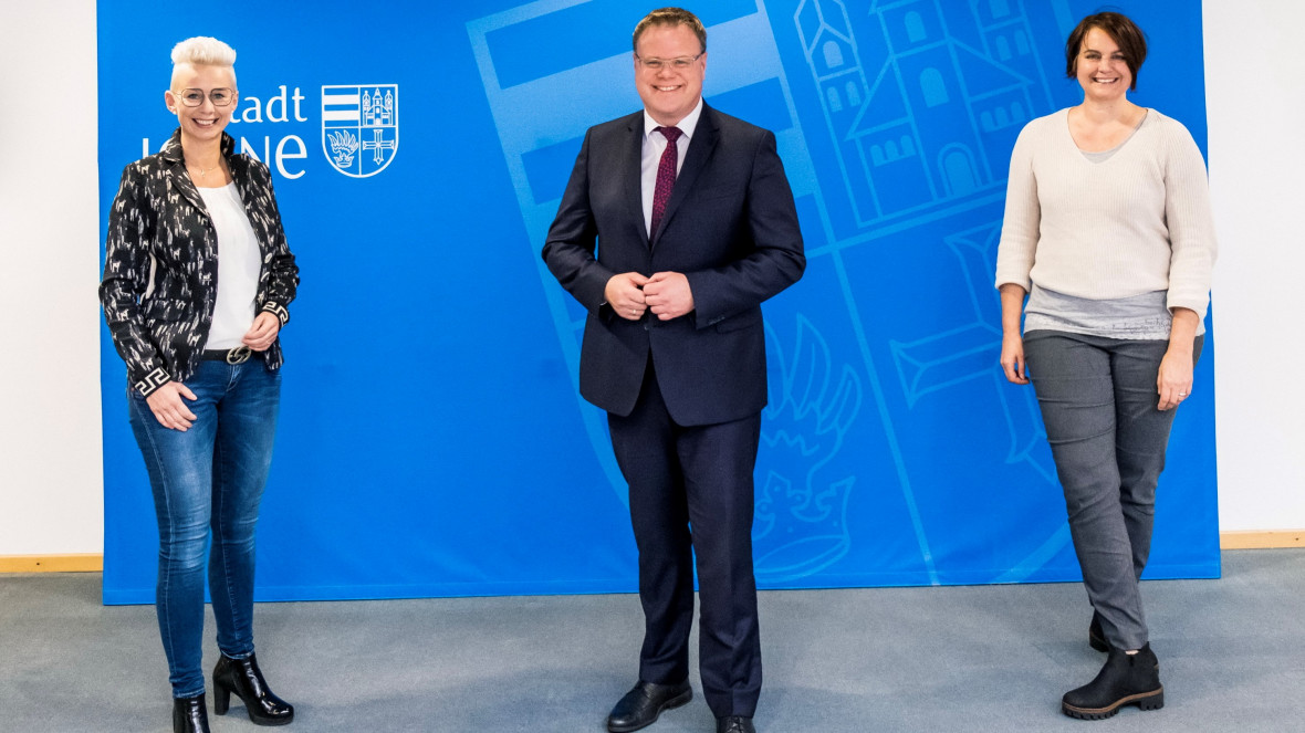 Mit guten Nachrichten im Gepck besuchte die Bundestagsabgeordnete Silvia Breher (links) Brgermeister Tobias Gerdesmeyer (Mitte) und die Klimaschutzmanagerin der Stadt Lohne Sandra Mezger (recht) im Lohner Rathaus. Foto: Christian Tombrgel, Stadt Lohne